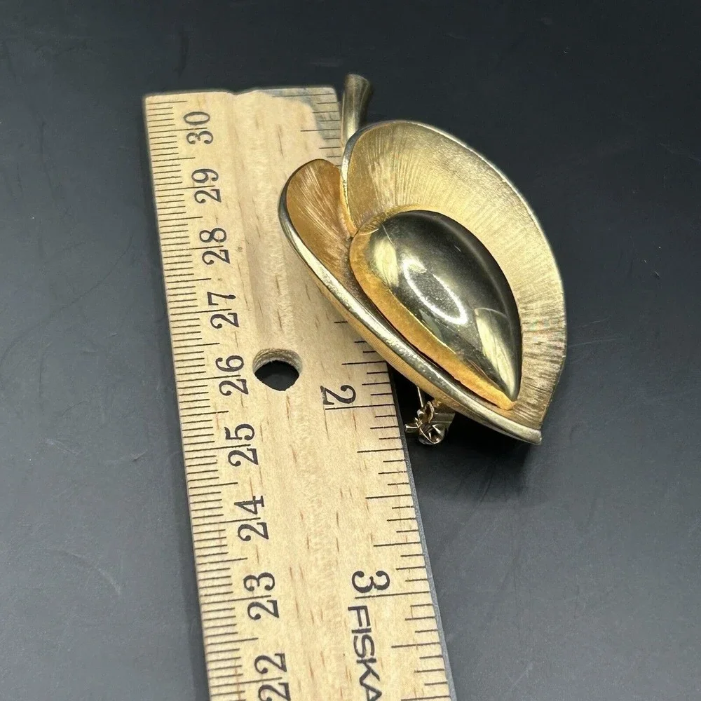 Vintage SIGNED PASTELLI LEAF Brooch Pin‎ brushed gold tone texured Costume